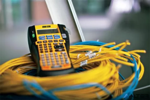 Elektromos feliratozógép, DYMO 'Rhino 5200' készlet táskában