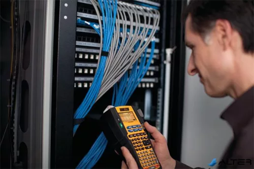 Elektromos feliratozógép, DYMO 'Rhino 5200' készlet táskában