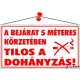Információs tábla, 22,5x12,5 cm, "A bejárat 5 méteres körzetében tilos a dohányzás!"